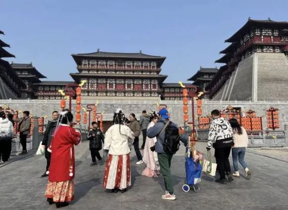 文旅消费热情彻底释放，中国游客涌入全球1700城：“老家游”火爆